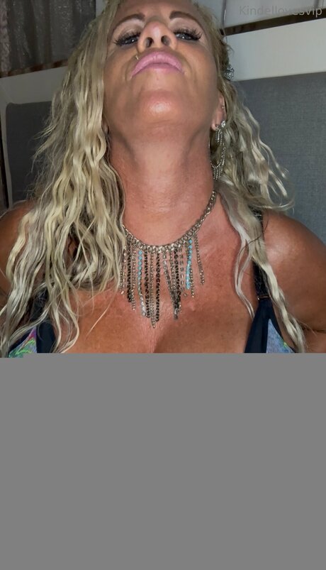 Naakte gelekte OnlyFans-foto van Kindellovesvip