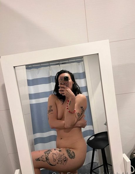 Naakte gelekte OnlyFans-foto van Becca Brown