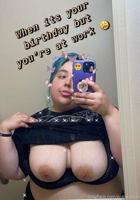Naakte gelekte OnlyFans-foto van Gothiccbbw