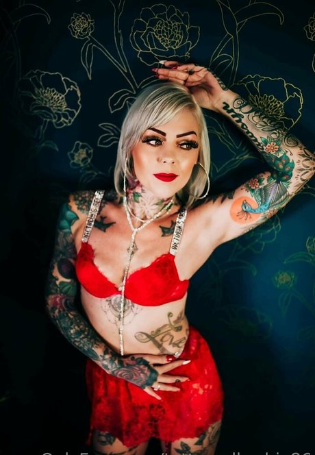Naakte gelekte OnlyFans-foto van Tattooedbarbie86