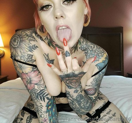 Naakte gelekte OnlyFans-foto van Tattooedbarbie86