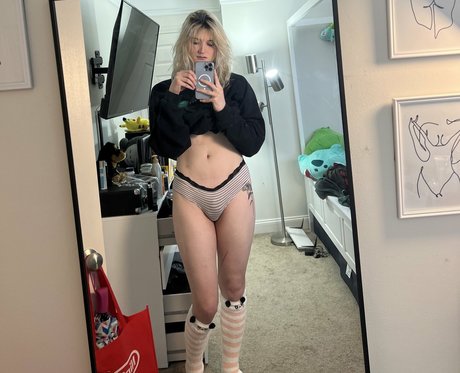 Naakte gelekte OnlyFans-foto van Wifemoder