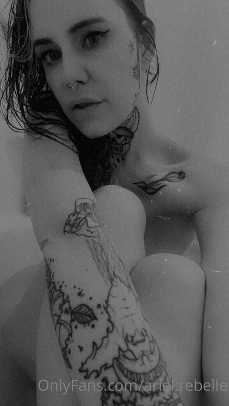Naakte gelekte OnlyFans-foto van Arielrebelle