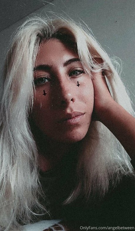 Naakte gelekte OnlyFans-foto van Angelbetween