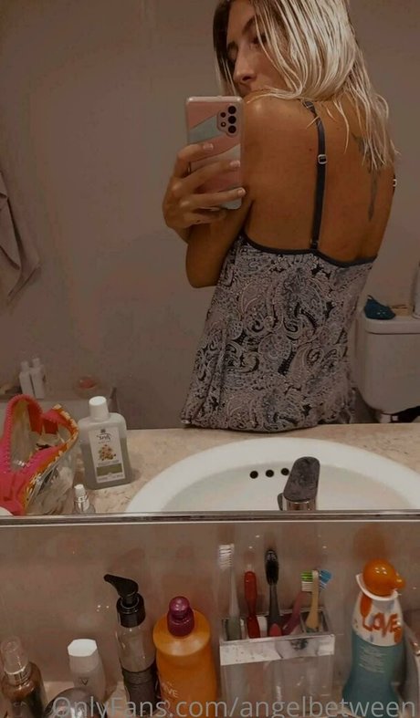 Naakte gelekte OnlyFans-foto van Angelbetween