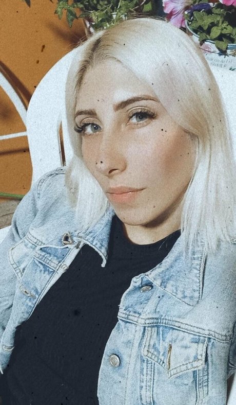 Naakte gelekte OnlyFans-foto van Angelbetween