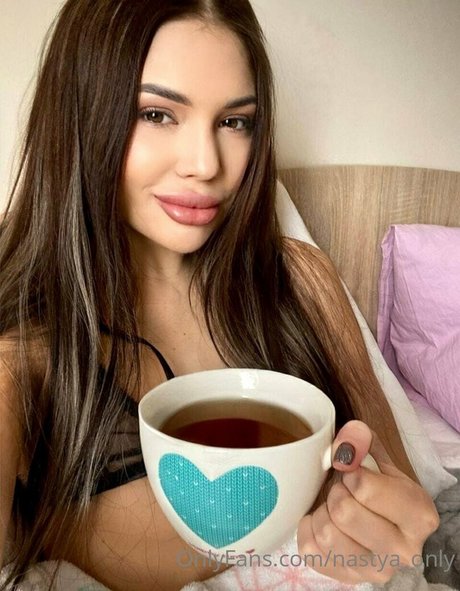 Naakte gelekte OnlyFans-foto van Sofaukr
