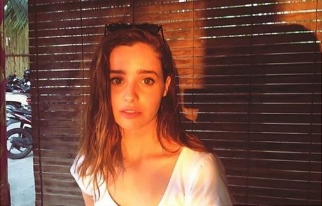 Naakte gelekte OnlyFans-foto van Holly Earl