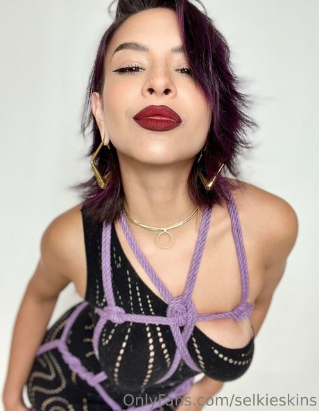 Naakte gelekte OnlyFans-foto van Selkieskins