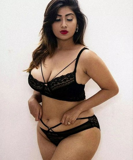 Naakte gelekte OnlyFans-foto van Farihapriyam