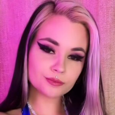 Naakte gelekte OnlyFans-foto van Dog Biscuits