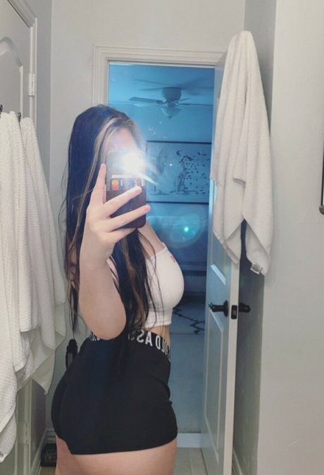 Naakte gelekte OnlyFans-foto van Slightlycunty