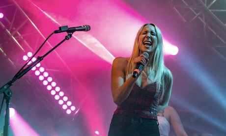 Naakte gelekte OnlyFans-foto van Nikki Glaser