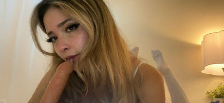 Naakte gelekte OnlyFans-foto van Daisymae