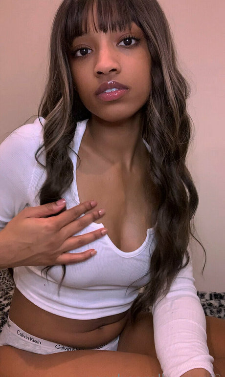 Naakte gelekte OnlyFans-foto van Carebearelle