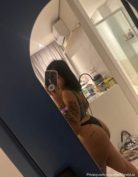 Naakte gelekte OnlyFans-foto van Mandy Lia