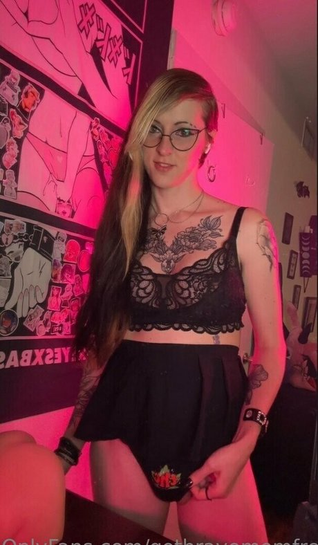 Naakte gelekte OnlyFans-foto van Gothravemomfree