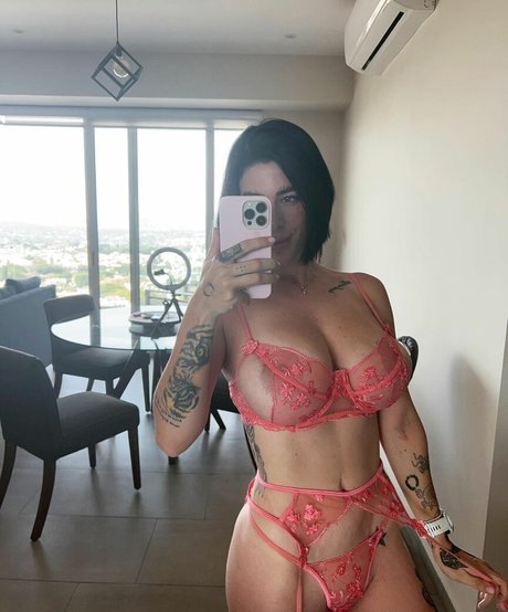 Naakte gelekte OnlyFans-foto van Nikkiolinok
