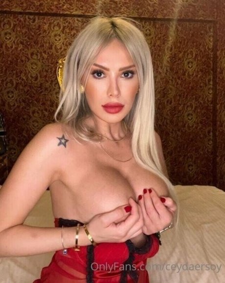 Naakte gelekte OnlyFans-foto van Ceyda Ersoy