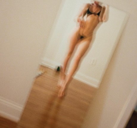 Naakte gelekte OnlyFans-foto van Lauren Bonner
