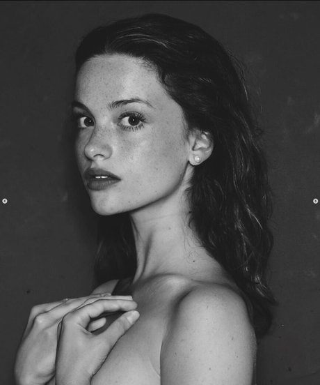 Naakte gelekte OnlyFans-foto van Camille Yolaine