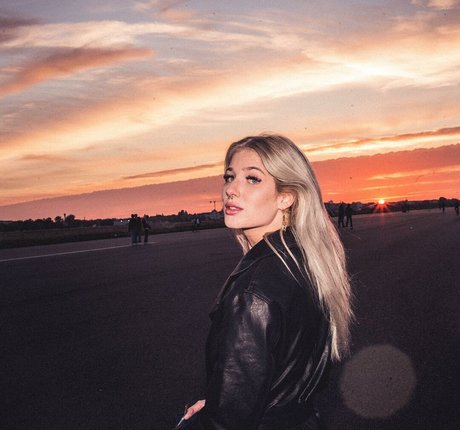 Naakte gelekte OnlyFans-foto van Pinkarosalina