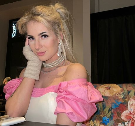 Naakte gelekte OnlyFans-foto van Pinkarosalina