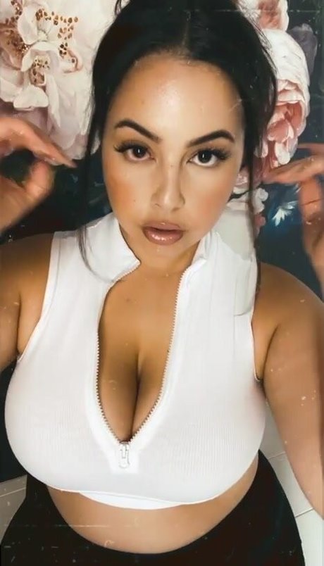 Naakte gelekte OnlyFans-foto van Zina Hadid