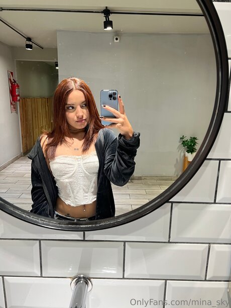 Naakte gelekte OnlyFans-foto van Mina Sky