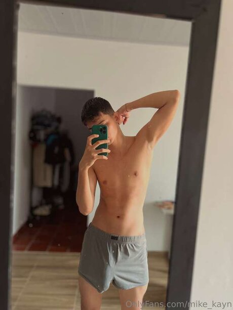 Naakte gelekte OnlyFans-foto van Mike Kayn