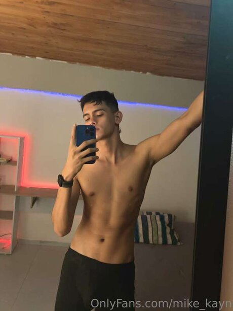 Naakte gelekte OnlyFans-foto van Mike Kayn