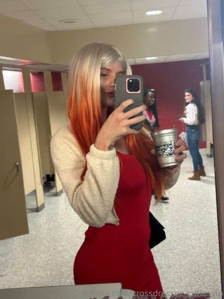 Naakte gelekte OnlyFans-foto van Crossdresser Cutie Vip