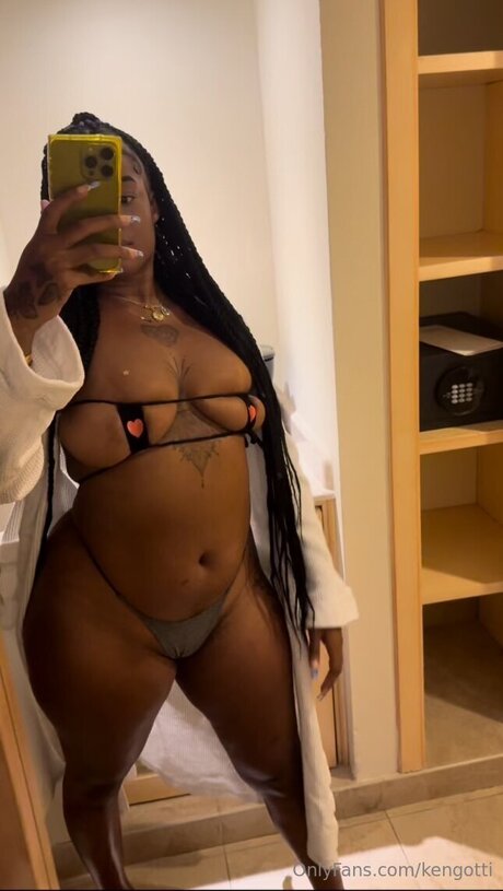 Naakte gelekte OnlyFans-foto van Kengotti