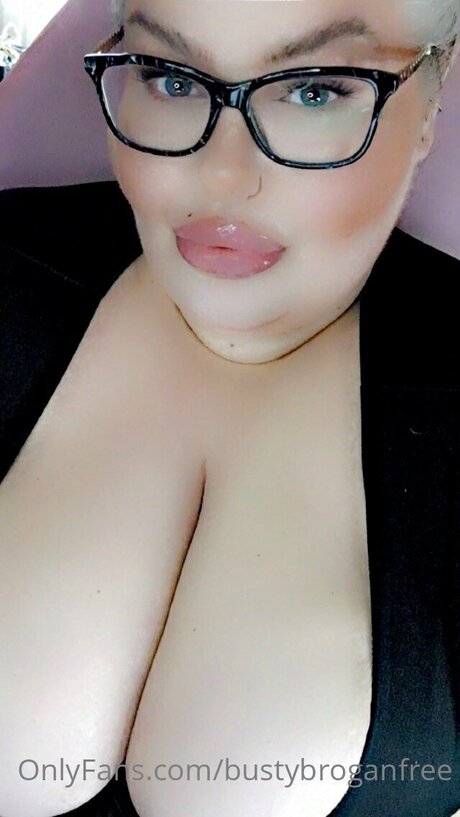 Naakte gelekte OnlyFans-foto van Bustybroganfree