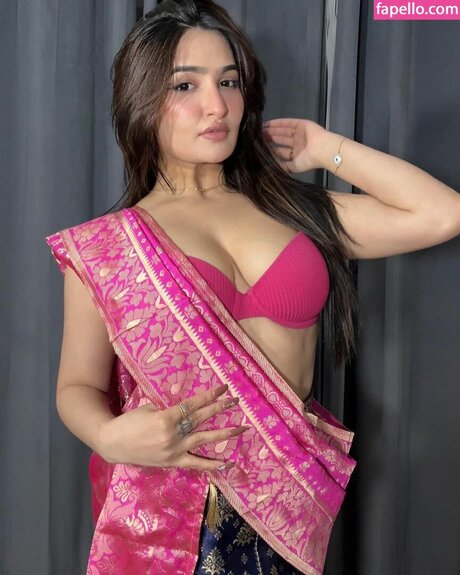 Naakte gelekte OnlyFans-foto van Sassy Poonam