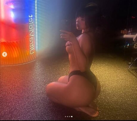 Naakte gelekte OnlyFans-foto van Oshin Sharma