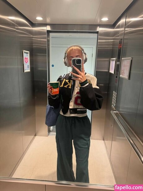 Naakte gelekte OnlyFans-foto van Emwallbank