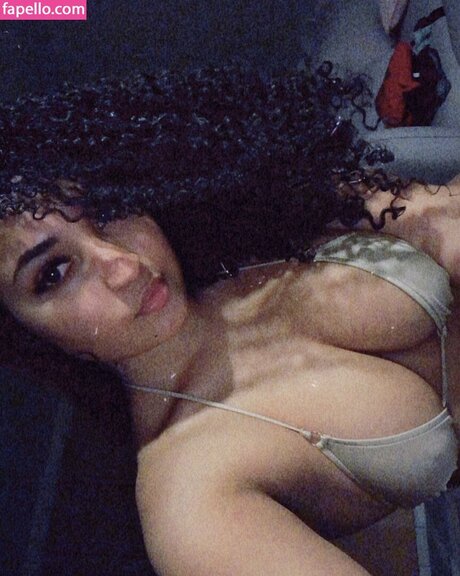 Naakte gelekte OnlyFans-foto van Melanadavids
