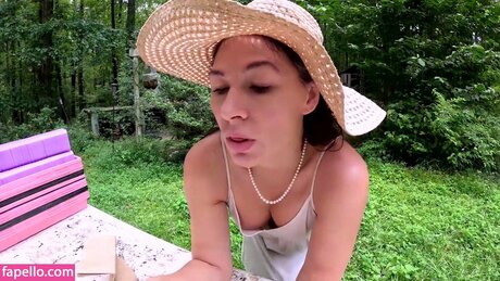 Naakte gelekte OnlyFans-foto van Getting Grounded With Jenna
