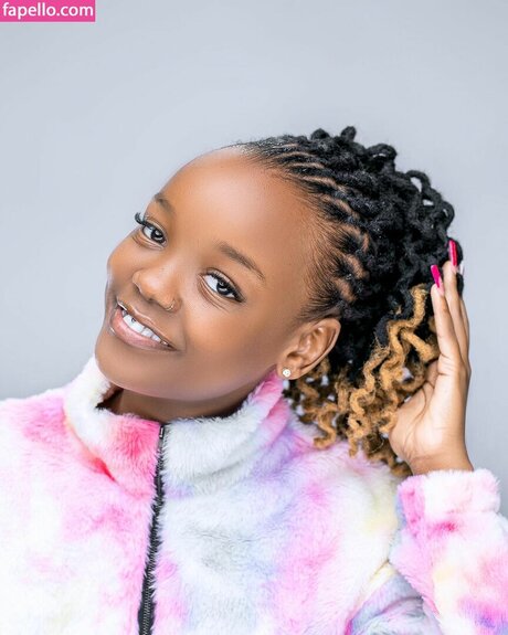 Naakte gelekte OnlyFans-foto van Alicia Kanini