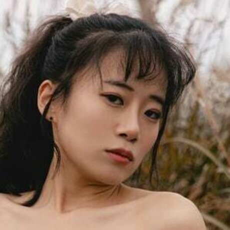 Naakte gelekte OnlyFans-foto van Nakedview Magazine
