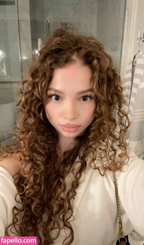Naakte gelekte OnlyFans-foto van Kalogerassister