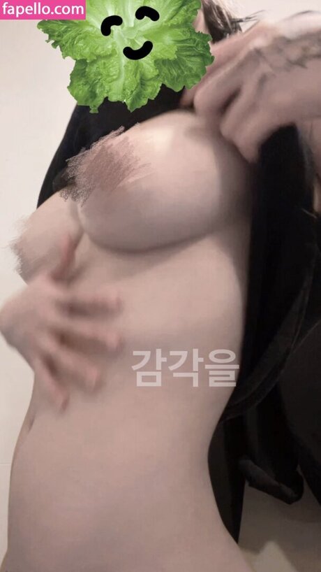 Naakte gelekte OnlyFans-foto van Mumimumumin02