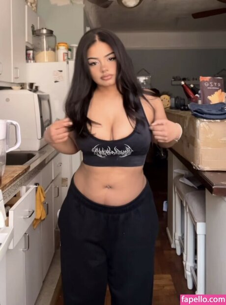 Naakte gelekte OnlyFans-foto van Avriell