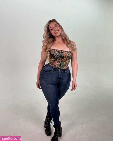 Naakte gelekte OnlyFans-foto van Grace Kinstler