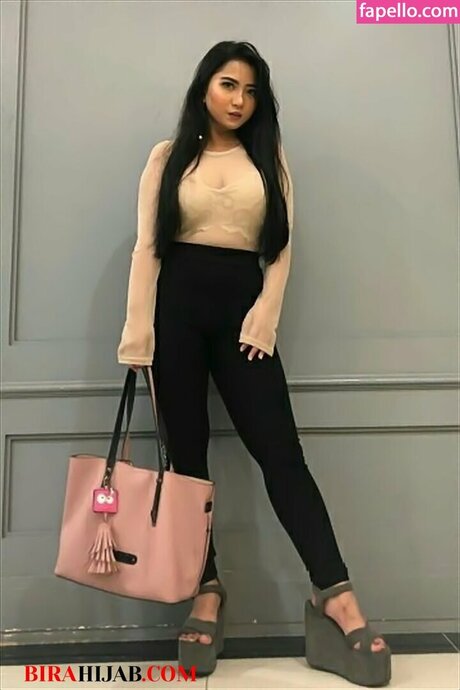 Naakte gelekte OnlyFans-foto van Zizi Wong