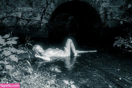 Naakte gelekte OnlyFans-foto van Eve Kovac