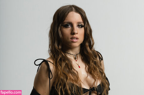 Naakte gelekte OnlyFans-foto van Angelina Mango
