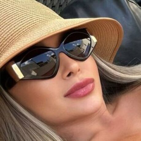 Naakte gelekte OnlyFans-foto van Marireis