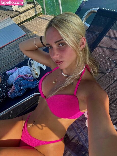 Naakte gelekte OnlyFans-foto van Iris Vallaranii
